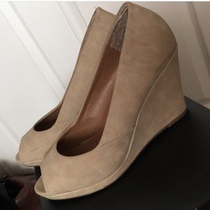 Nude wedges